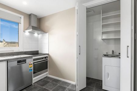 Sunny large 2 bedroom apartment. - Photo 3