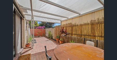 Charming Town House, Walking Distance to the Beach! - Photo 4