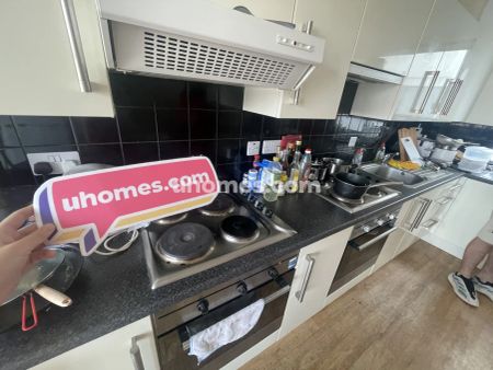 Extra Large Ensuite - Photo 5