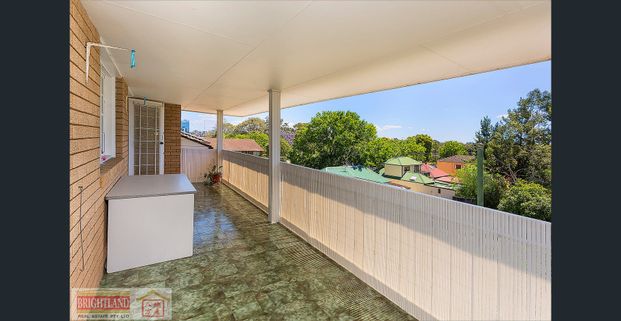 Renovated spacious top floor unit - Photo 1