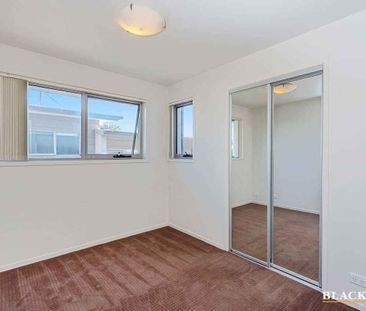 Stylish 2-Bedroom Apartment with Unbeatable Location - Photo 3