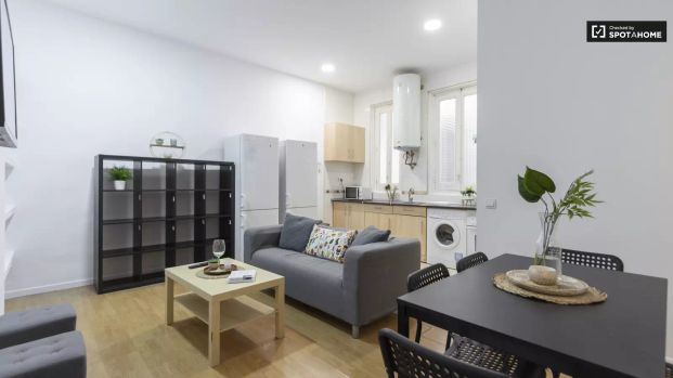 Room in a shared 11-bedroom apartment for rent in Sol, professionals or students only - Foto 1