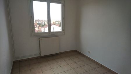 Appartement T3 de 57 m² en bon état général avec un balcon et un cellier. - Photo 4
