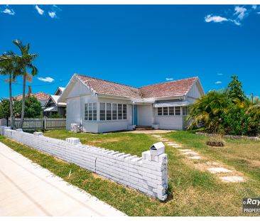 Gorgeous renovated cottage in a prime location - Photo 1