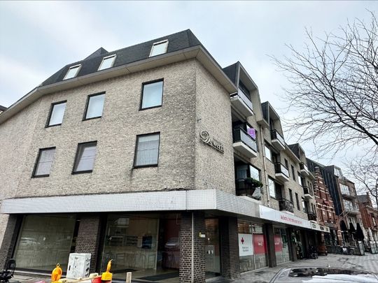 Ideaal gelegen app met 2 slpks en terras op een steenworp van de markt - Photo 1