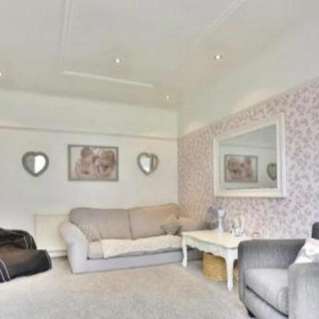 4 bedroom flat to rent - Photo 1