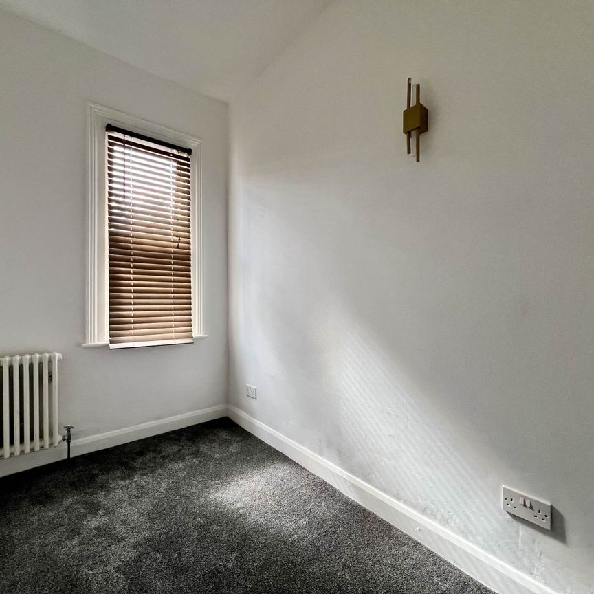Guide Price £2,600 pcm - Available Now - Part Furnished - Photo 1