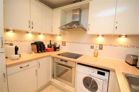 Station Approach, Woking - 2 bedrooms Property for lettings - Seymours - Photo 4