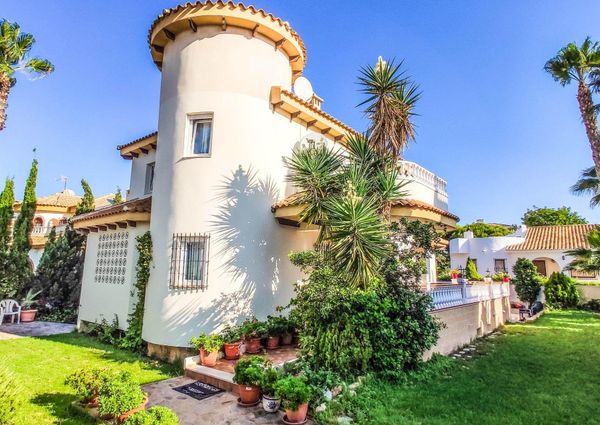 Chalet Vacacional con la piscina privada en La Zenia