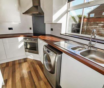 3 bedroom end of terrace house to rent - Photo 2