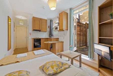 BILLS INCLUDED - Studio apartment with private patio garden to rent in West Kensington, London W14 - Photo 2