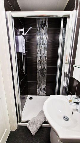 1 bedroom in a house share to rent - Photo 4