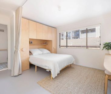 Stylishly Renovated Split-Level Apartment in Prime City Fringe Loca... - Photo 5