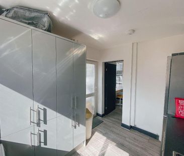 4 bedroom terraced house to rent - Photo 2