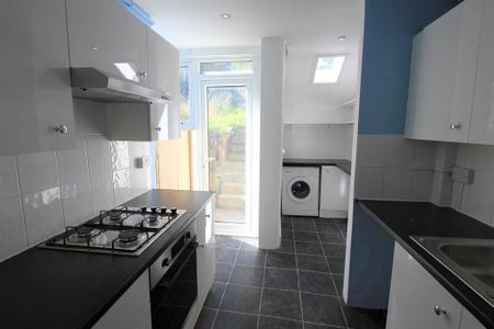 4 bedroom terraced house to rent - Photo 3