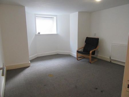 3 bedroom flat to rent - Photo 4