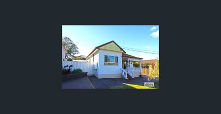Mordenised Family Home in Bankstown with freshly painted - Photo 2