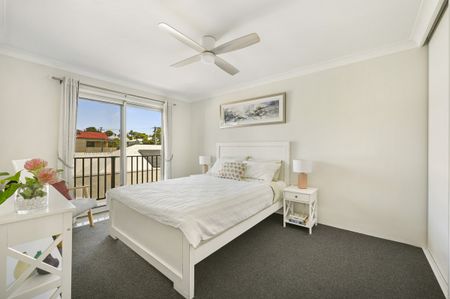 Stylish Top-Floor Inner City Living – Fully Furnished & Ready to Move In - Photo 5