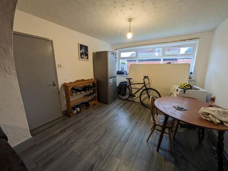 4 bedroom private hall to rent - Photo 3