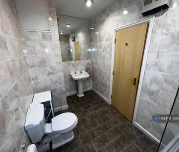 3 bedroom flat to rent - Photo 4