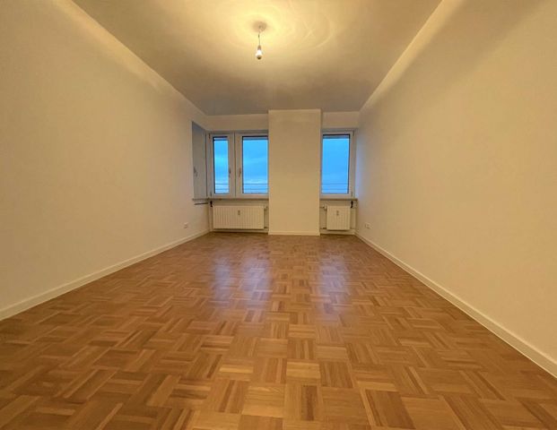 HEGERICH: Großzügige 3-Zimmer Wohnung mit Einbauküche im Arabellabogen und Blick auf die Alpen! - Foto 1