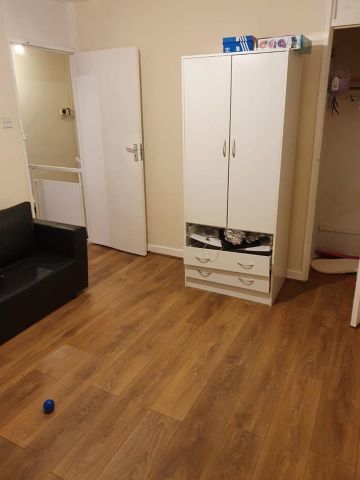 4 Bed Maisonette, Wilding House, E9 - Photo 5