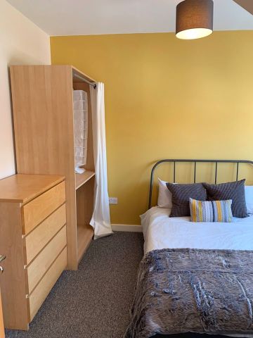 4 Bed Semi-Detached House, Radcliffe Mount, NG2 - Photo 4