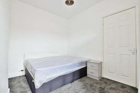 4 bedroom terraced house to rent - Photo 3