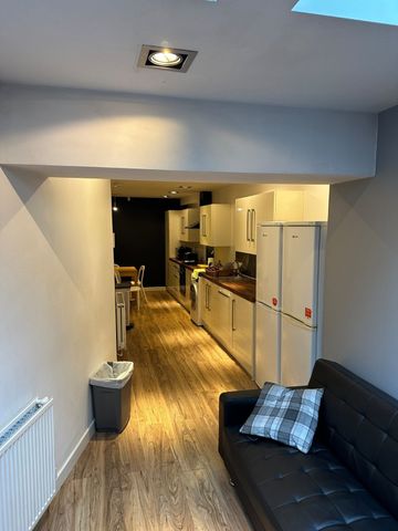 19 Whitegate Road, Huddersfield, HD4 - Photo 2