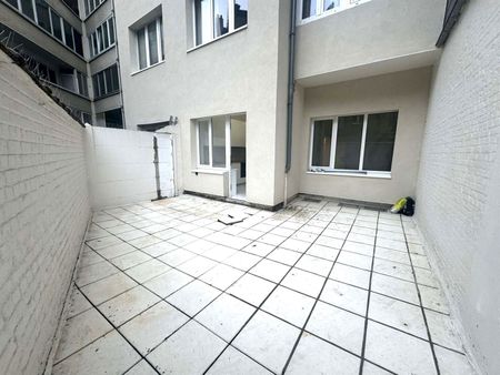 Volledig gerenoveerd appartement op gelijkvloers met aangenaam terras/koer. - Foto 2