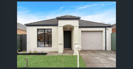 Cosy Family Home in a Prime Craigieburn Location - Photo 5