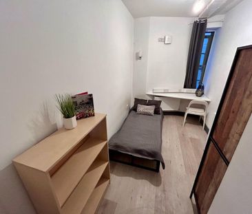 1 bedroom in a flat share to rent - Photo 2
