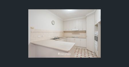 Immaculate 3 bedroom townhouse - Photo 5