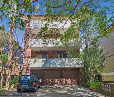 Bright & Spacious Two Bedroom Apartment - Photo 1