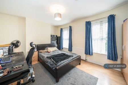 1 bedroom in a house share to rent - Photo 2