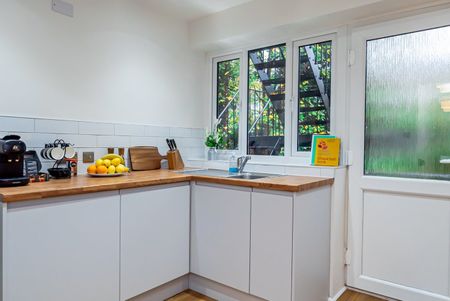2 Bed Flat, Brighton Road, CR8 - Photo 4