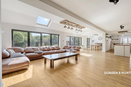 Hamlet Hill, Roydon - Photo 3