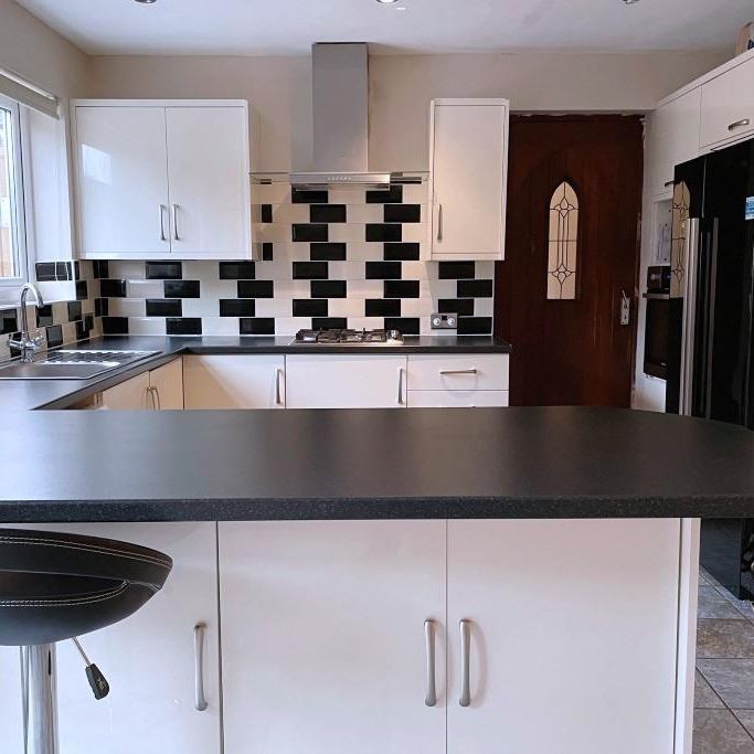 3 bedroom semi-detached house to rent - Photo 1