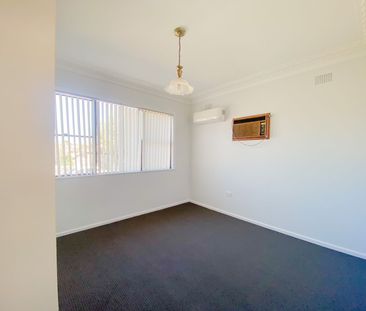 Cozy 3-Bedroom Home Near Rutherford Shopping Centre - Photo 2
