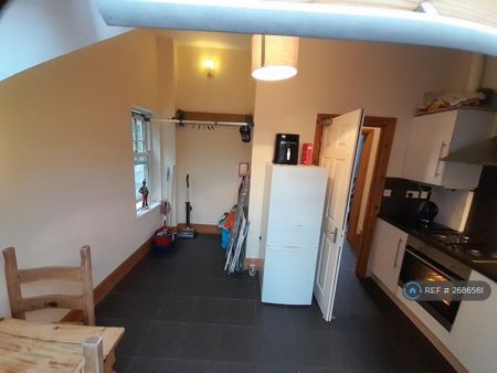 1 bedroom in a flat share to rent - Photo 4