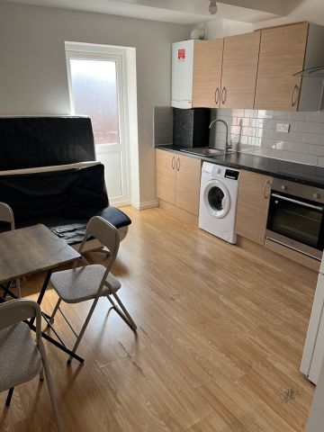 1 Bed Flat, Station Parade, IG11 - Photo 4