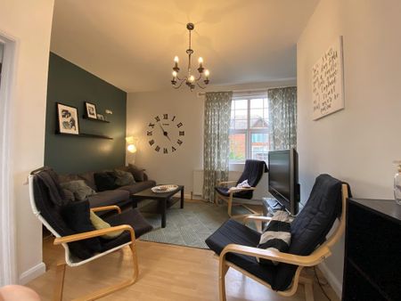 1 bedroom in a house share to rent - Photo 2