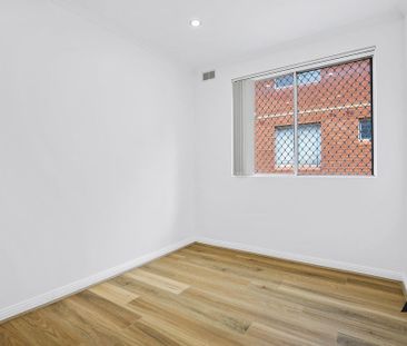 Stylish Ground Floor 2-Bedroom Apartment in Prime Wiley Park Location - Photo 2