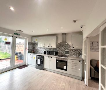 6 bedroom semi-detached house to rent - Photo 5