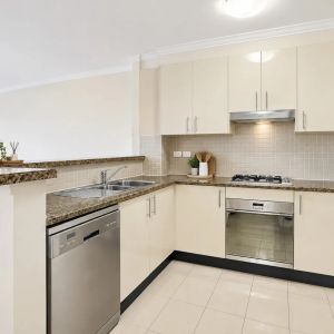 Well appointed apartment with views - Photo 2