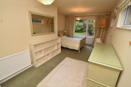 5 bedroom detached bungalow to rent - Photo 4