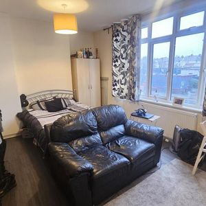 1 bedroom in a flat share to rent - Photo 2