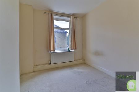 3 bed terraced house to rent in George Street, Greetland, Halifax - Photo 2