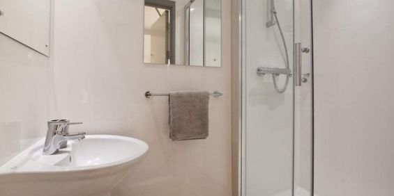 2 Bed - Russell Street , City Centre , Leeds - Photo 3