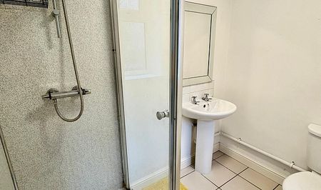 Fantastic 5 bedroom student property with 3 modern bathrooms - Photo 5